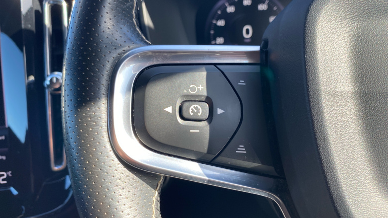 Volvo Xc40 2.0 T4 R DESIGN Pro 5dr AWD Geartronic Petrol Estate